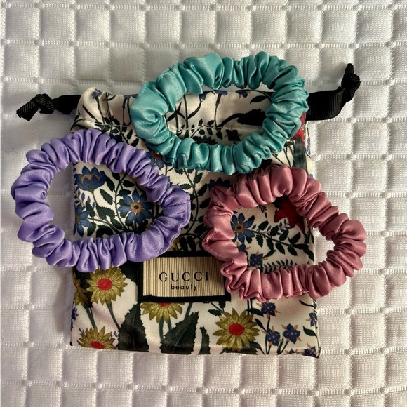 NWT Gucci Beauty Satin Scrunchie Set – 3-Pack w/ Floral Pouch - Picture 4 of 11